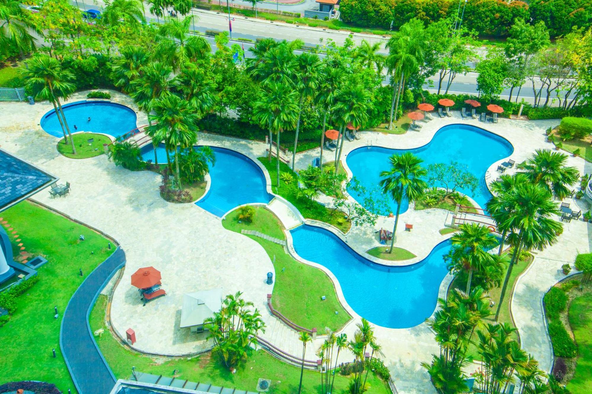 Thistle Johor Bahru Ngoại thất bức ảnh Aerial view of the pool