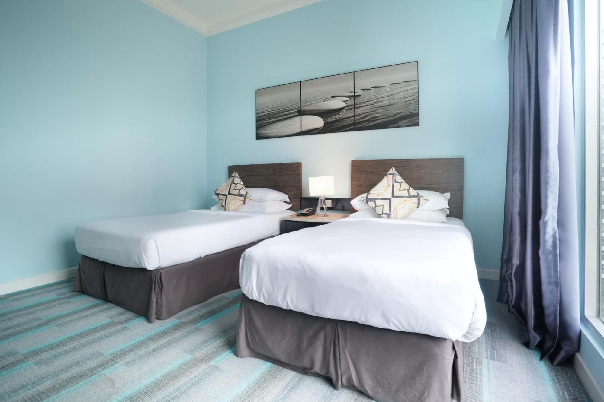 Thistle Johor Bahru Ngoại thất bức ảnh A guest room at the hotel