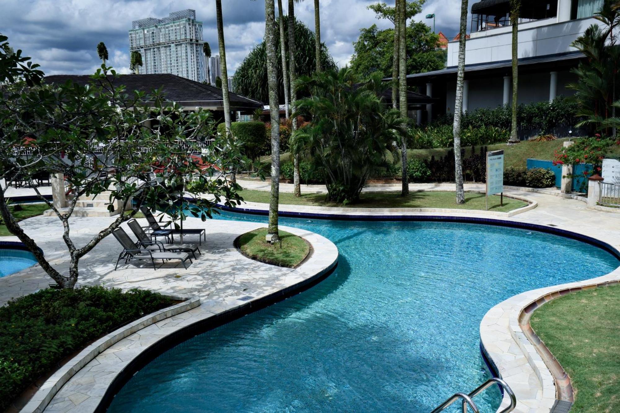 Thistle Johor Bahru Ngoại thất bức ảnh The pool at the resort