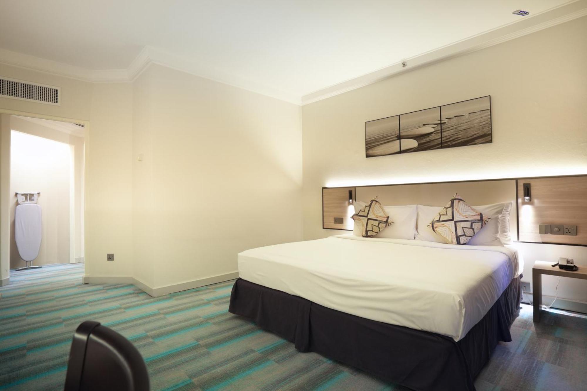Thistle Johor Bahru Ngoại thất bức ảnh A room at the hotel