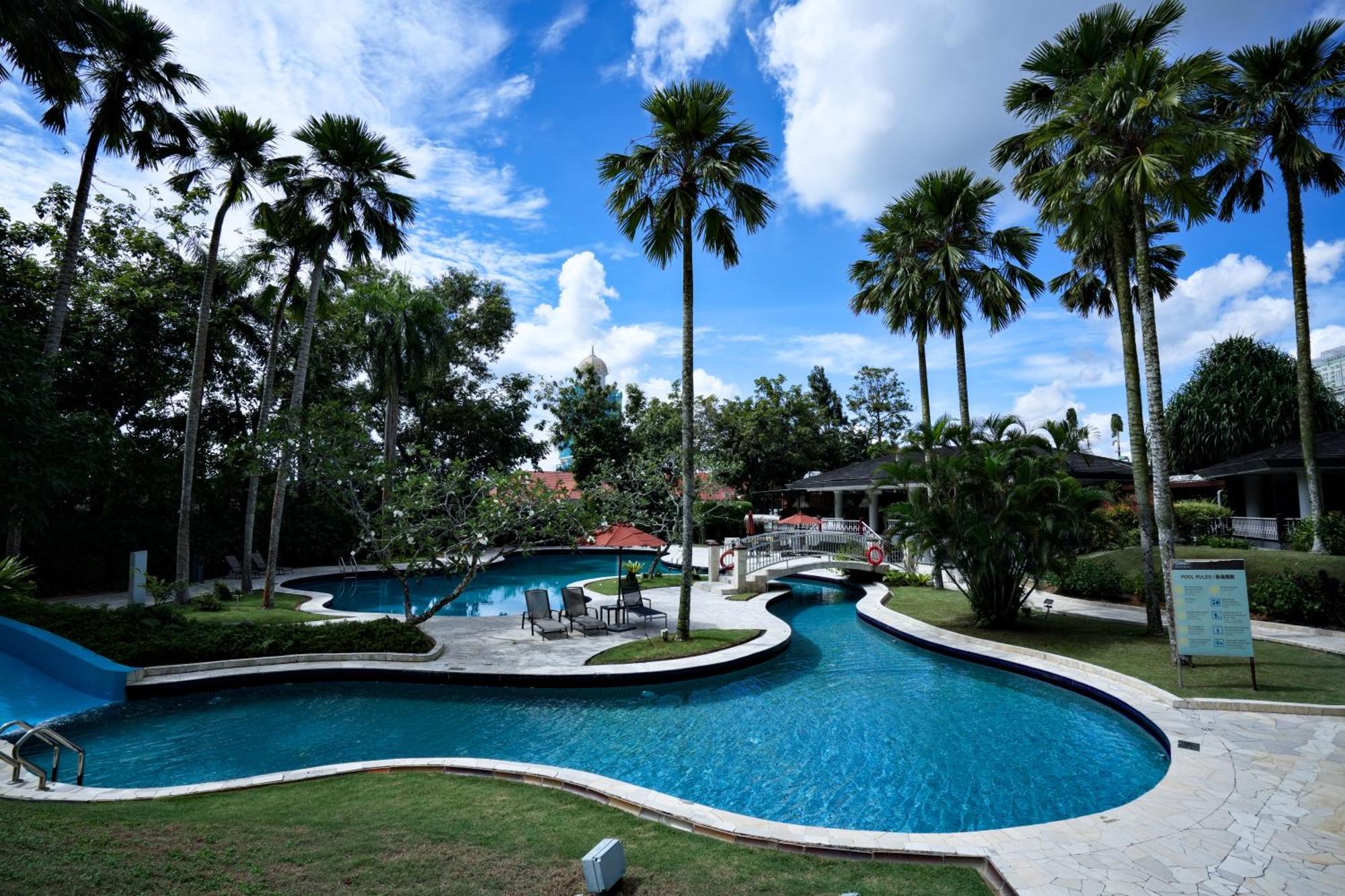 Thistle Johor Bahru Ngoại thất bức ảnh The pool at the Royal Thai Police Club